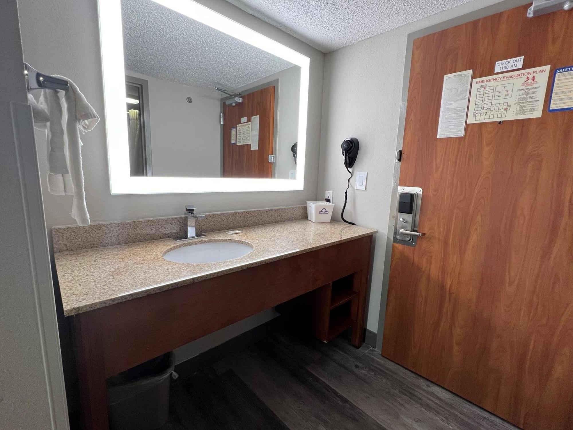 Days Inn By Wyndham Tulsa Central Ngoại thất bức ảnh