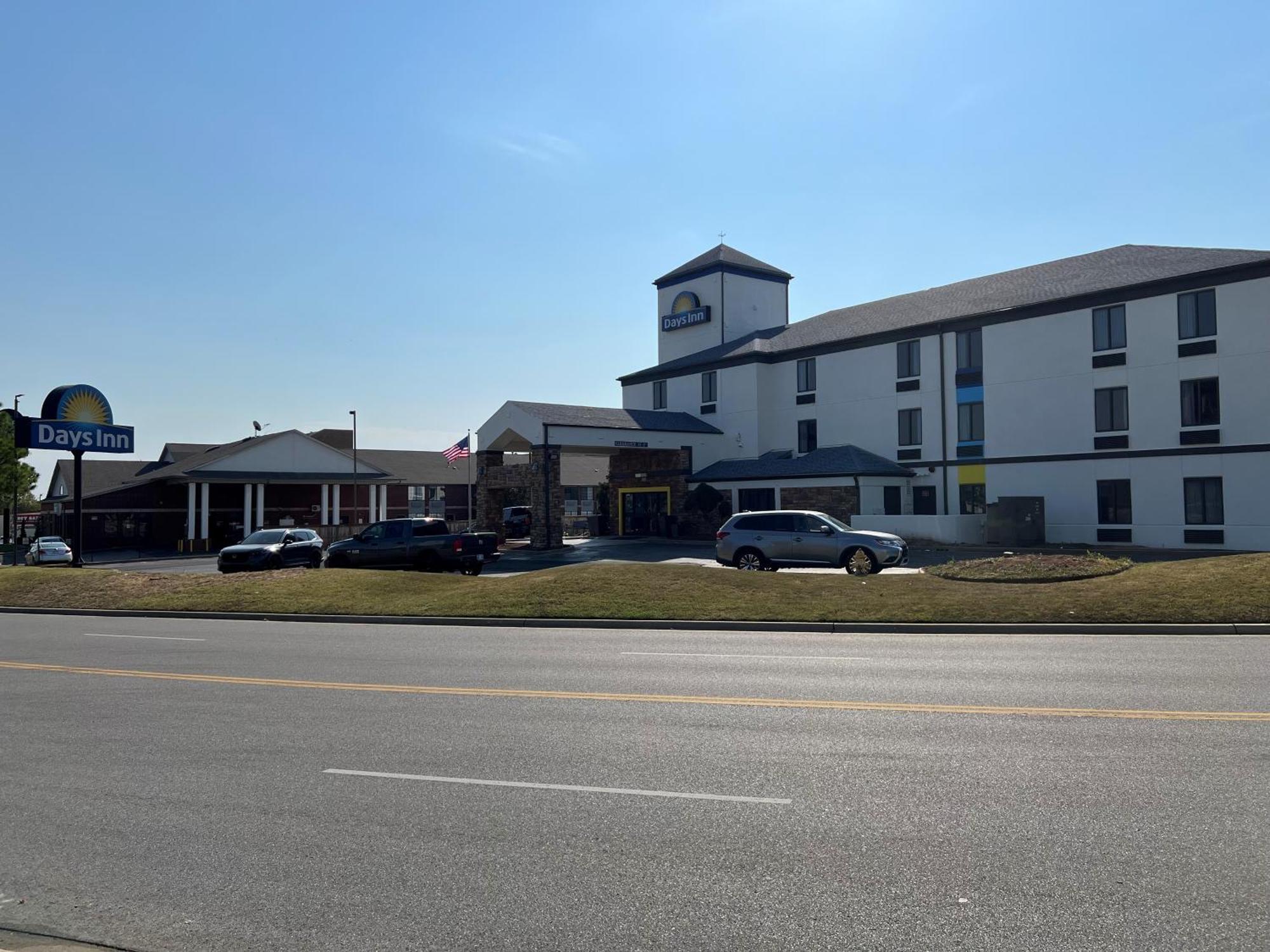 Days Inn By Wyndham Tulsa Central Ngoại thất bức ảnh