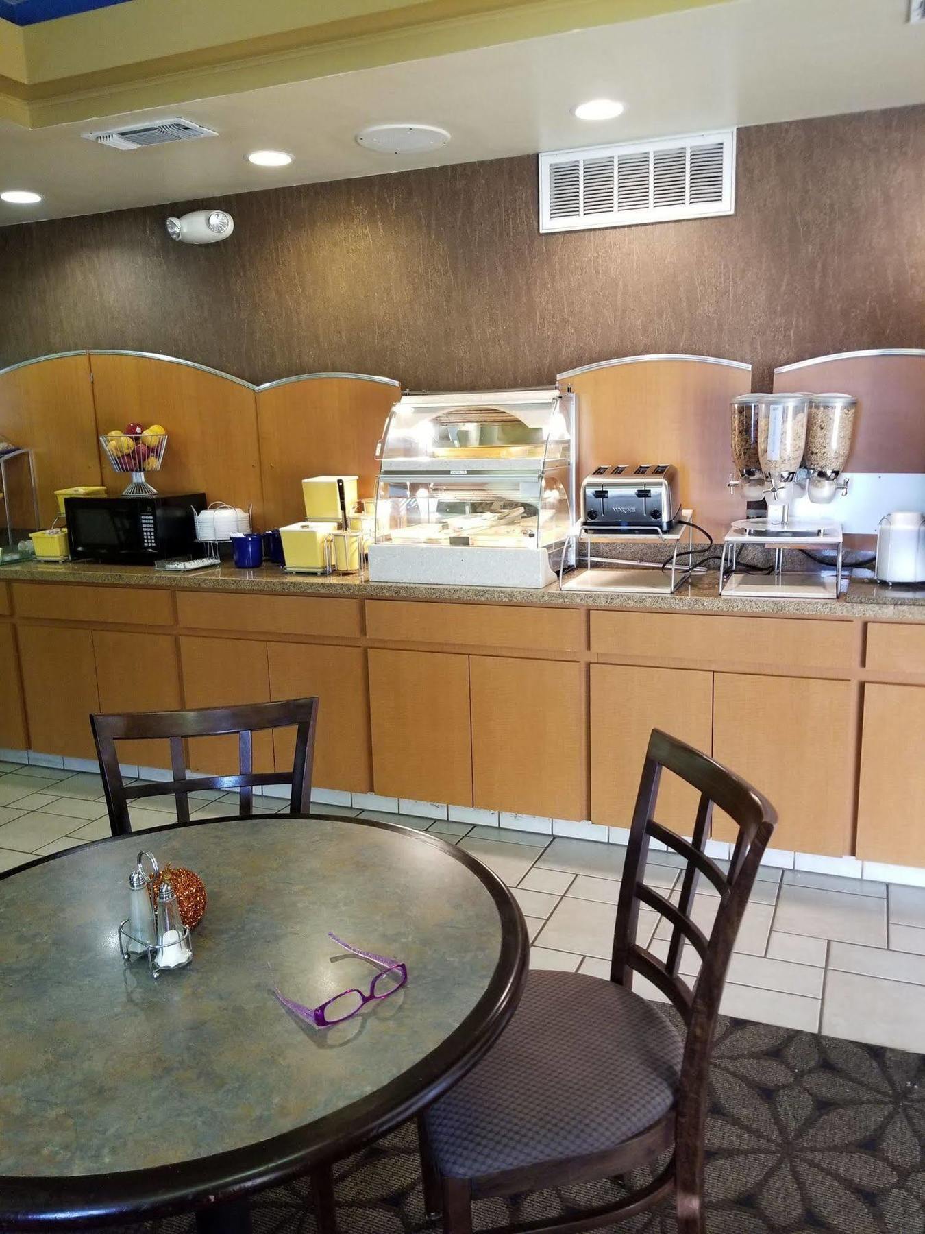 Days Inn By Wyndham Tulsa Central Ngoại thất bức ảnh